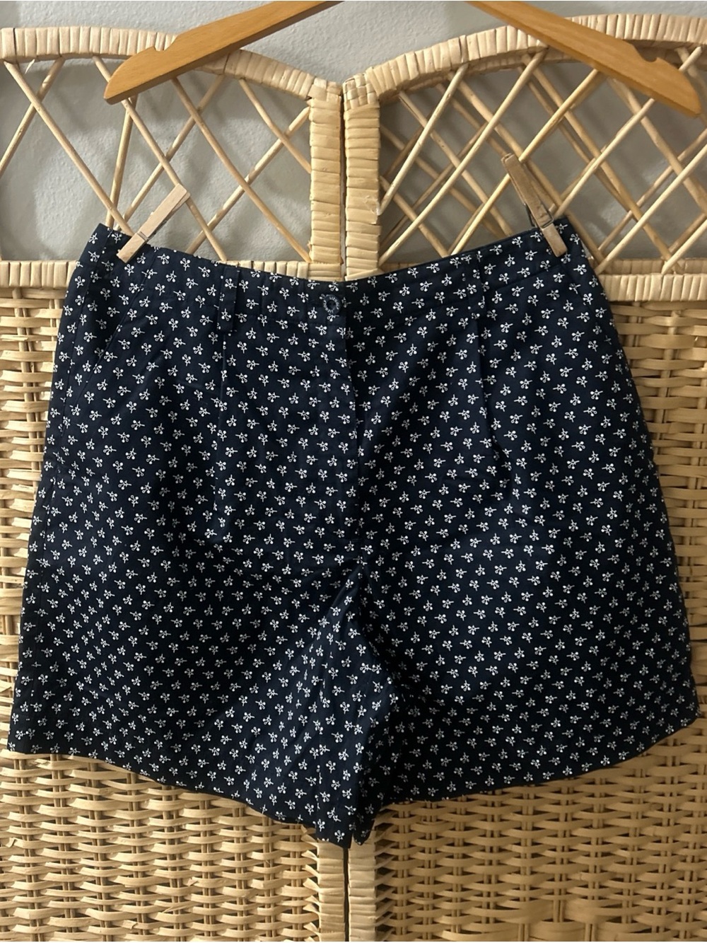 Liz Claiborne Ladies 100 % Cotton  Golf Short Size 12 Navy w Flowers